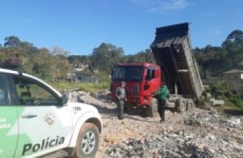 despejo irregular é flagrado em área de proteção de Suzano: