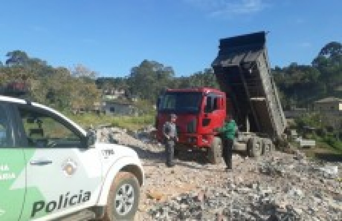 despejo irregular é flagrado em área de proteção de Suzano: