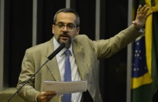 MP pede explicação sobreviagem de ex-ministro