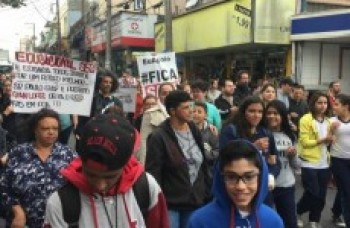 Protestos reúnem professores, pais e alunos no centro de Poá