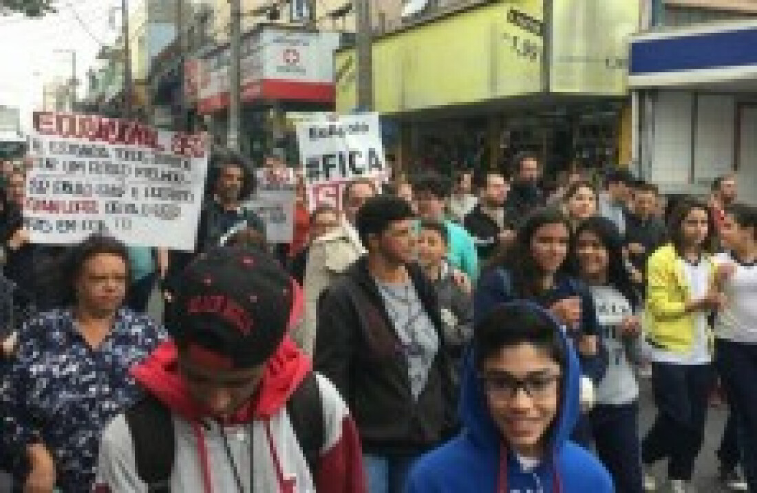 Protestos reúnem professores, pais e alunos no centro de Poá