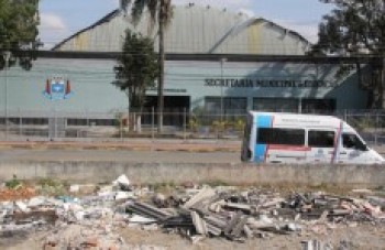 Entulho em frente à Secretaria de Educação:
