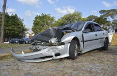 Carro derruba poste no Socorro e deixa 3 feridos