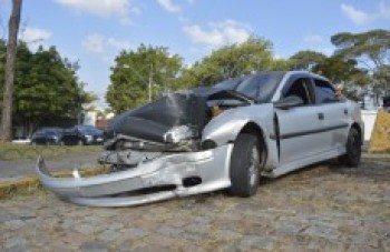 Carro derruba poste no Socorro e deixa 3 feridos