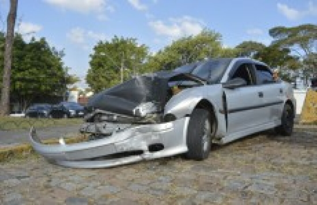 Carro derruba poste no Socorro e deixa 3 feridos