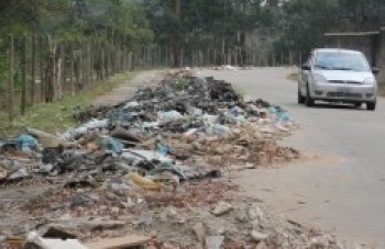 Estrada é verdadeiro depósito de entulho