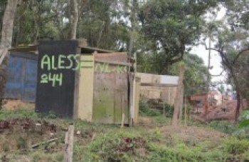 Rio Abaixo vive tomado por lixo e ocupações irregulares