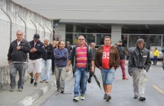 Lojistas insistem em manter passagem aberta para pedestre