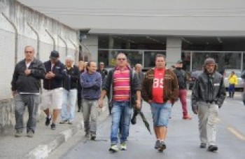 Lojistas insistem em manter passagem aberta para pedestre