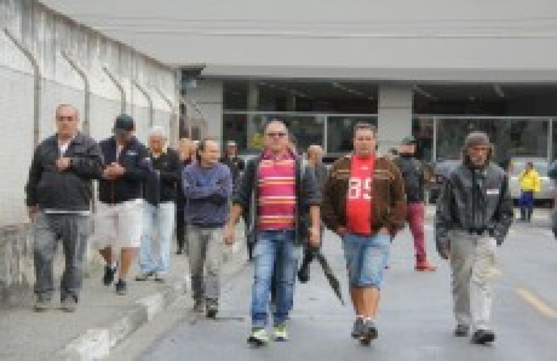 Lojistas insistem em manter passagem aberta para pedestre