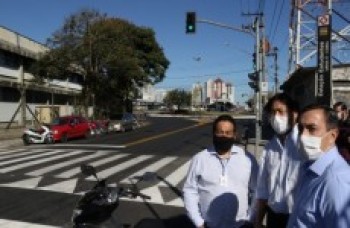 Prefeito visita obra na rua Álvaro Pavan