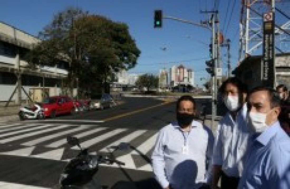 Prefeito visita obra na rua Álvaro Pavan