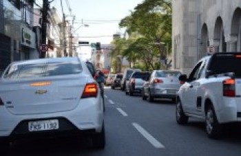 Semana começa com menos veículos