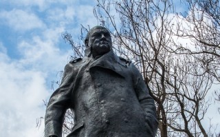 Ativistas ingleses entram em confronto no centro de Londres