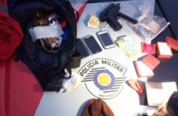 Trio assalta casa e faz vítimas reféns