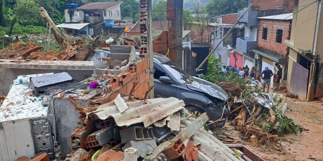 Temporais: voluntários fazem mutirão de limpeza e distribuem doações