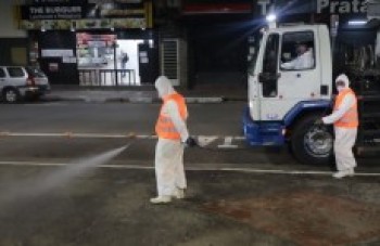 Ruas da área central de Suzano são pulverizadas