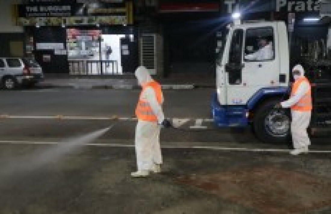 Ruas da área central de Suzano são pulverizadas