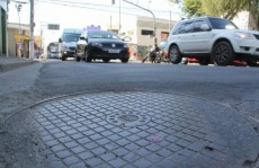 Serviço para tapar buracos é questionado pela população