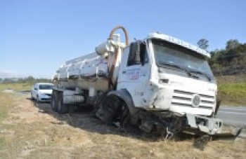 Carretas se chocam em rodovia de Mogi