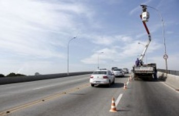 Iluminação de viaduto em Suzano passa por renovação