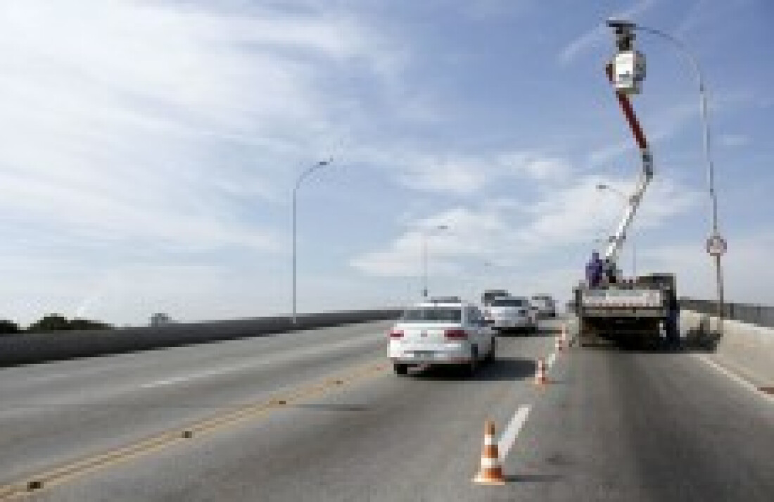 Iluminação de viaduto em Suzano passa por renovação