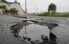 Moradores cobram melhorias em via