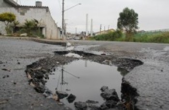 Moradores cobram melhorias em via