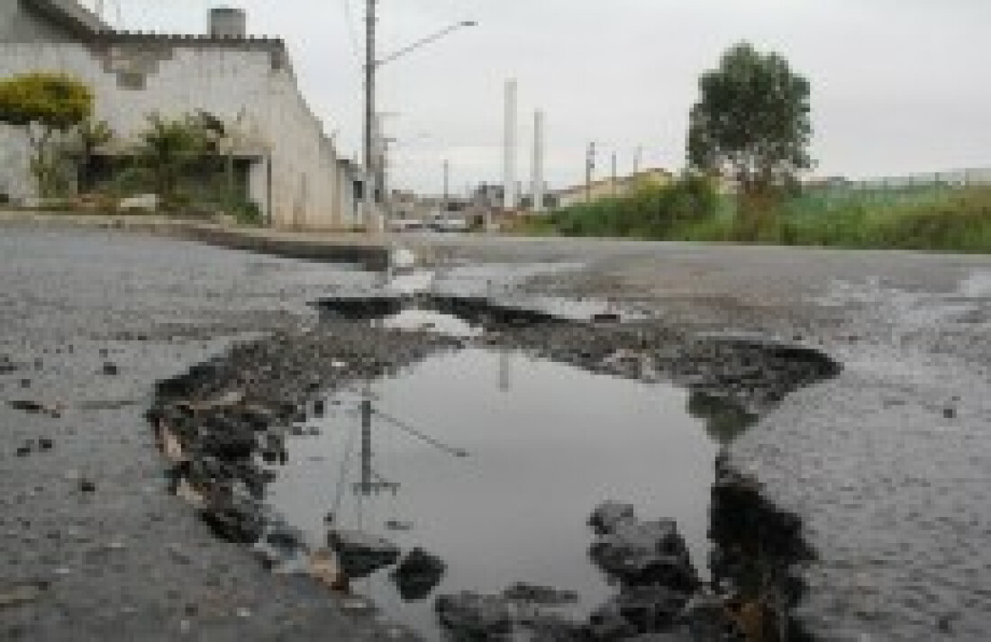 Moradores cobram melhorias em via