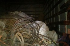 Cinco são presos com fios de cobre