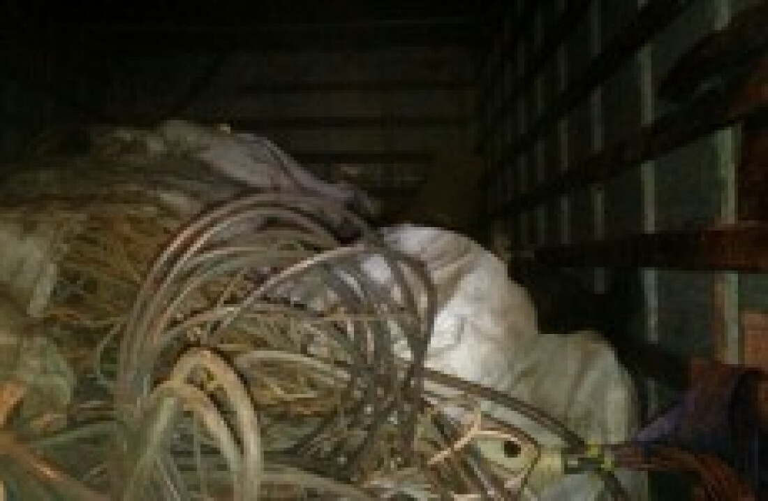 Cinco são presos com fios de cobre