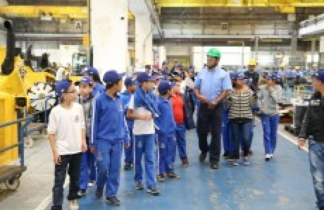 'Turismo Industrial' leva crianças para a Komatsu