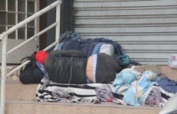 Praças e ruas do centro são 'casas' para moradores de rua
