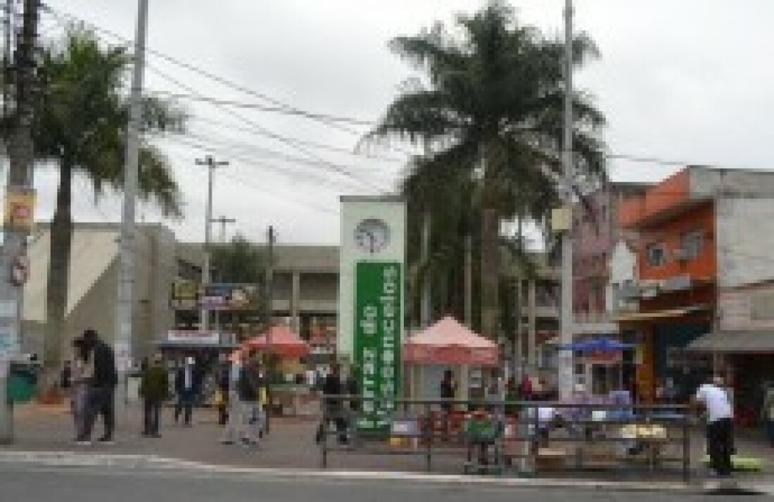 Ambulantes invadem praças e avenida no centro de Ferraz