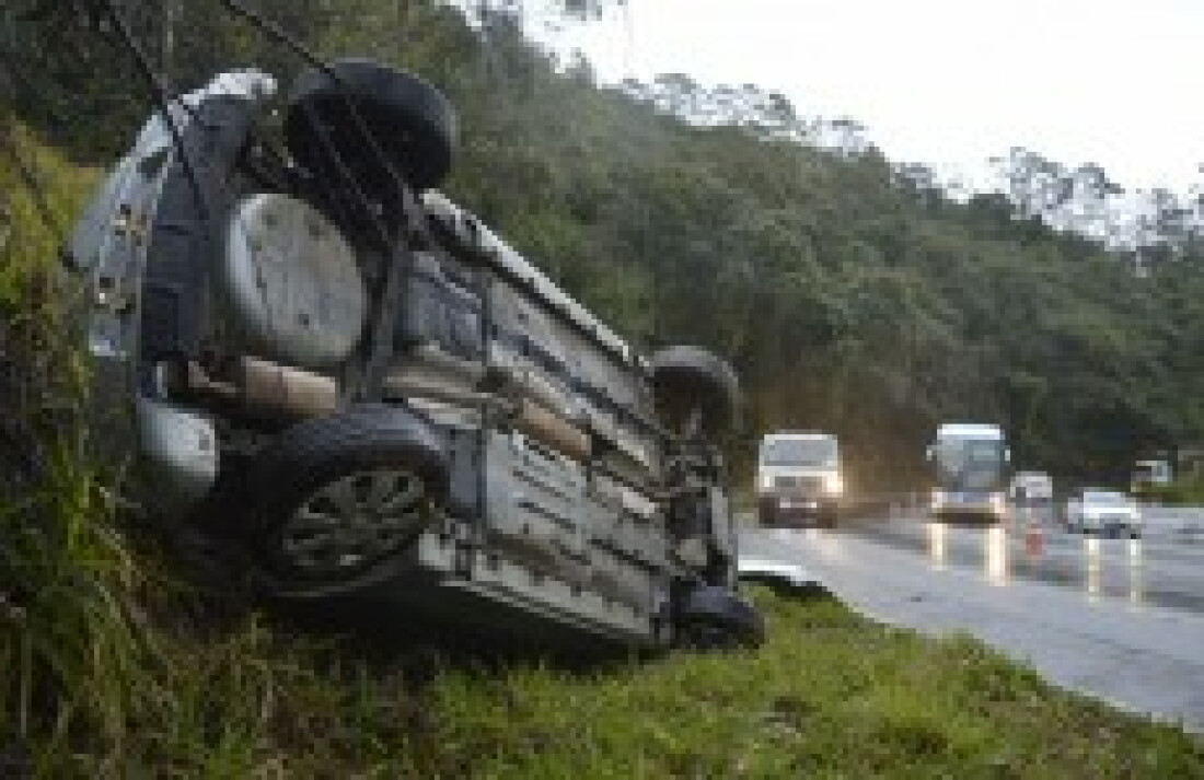 Carro capota na rodovia Mogi-Dutra