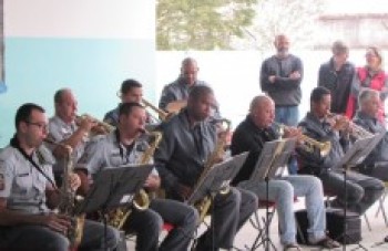 Orquestra da PM encanta pais e alunos de Biritiba