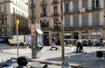 Atentado mata 13 e deixa 100 feridos