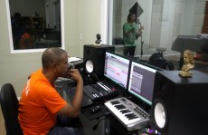 Emam já gravou e produziu 37 CDs desde sua inauguração