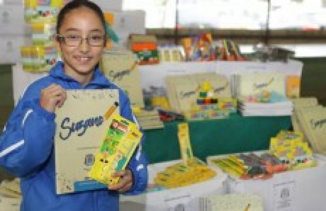 Estudantes recebem kits escolares