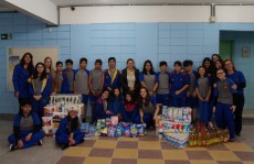 Colégio entrega doação para idosos e crianças