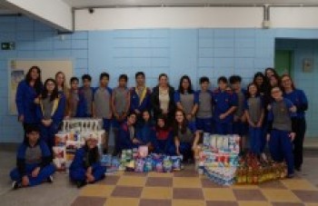Colégio entrega doação para idosos e crianças