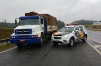 Caminhão roubado é recuperado pela PM