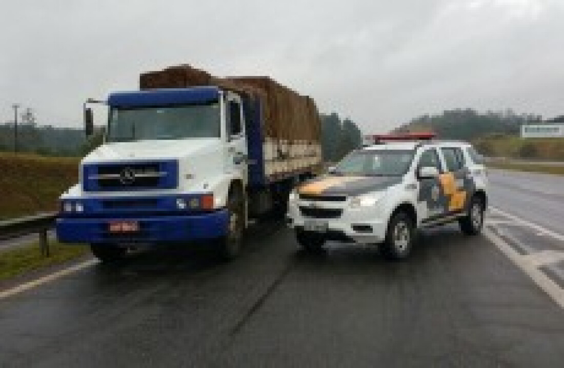 Caminhão roubado é recuperado pela PM