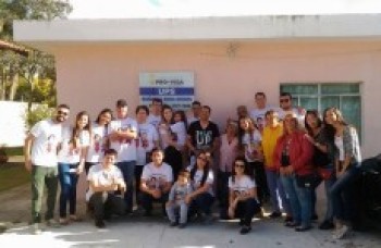 Amigos se unem para fazer a diferença em instituições