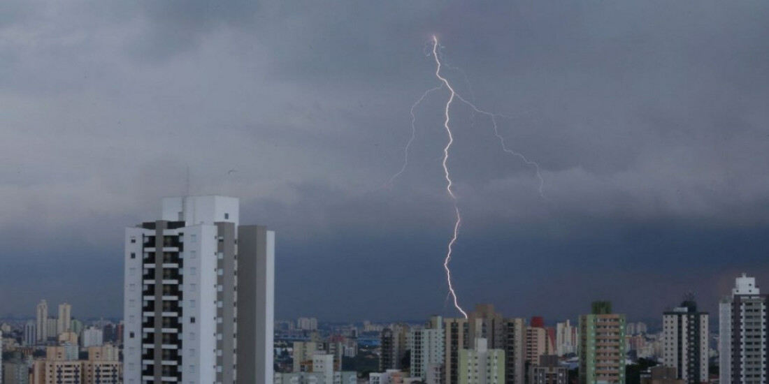 Chuva no litoral norte de SP causa inundações e bloqueio em estradas