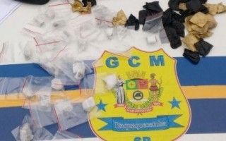 Jovem é detido com drogas dentro de bar