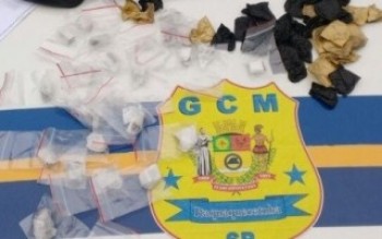 Jovem é detido com drogas dentro de bar