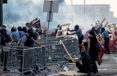 Manifestantes põem fogo em delegacia nos Estados Unidos