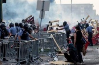 Manifestantes põem fogo em delegacia nos Estados Unidos