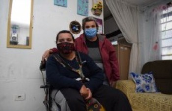 Mãe solicita doação de cadeira de rodas
